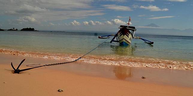 4 Pantai Unik di Indonesia Yang Bisa Jadi Pilihan Kita Buat Liburan. Buruan Nabung Terus Berangkat!