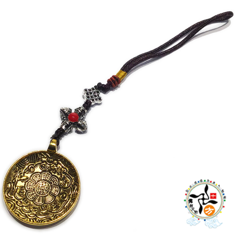 規格:九宮八卦 直徑4.6公分 / 掛飾總長 20公分 材質: 合金 介紹: 九宮八卦圖又稱「斯巴霍圖」，具鎮宅除煞、增福吉祥之作用，「九宮八卦鎮宅掛陣」可防範因人、事、物、門向、地理、時空之沖剋所生