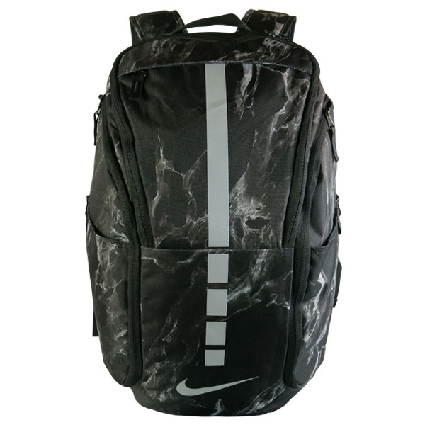 Nike HPS ELT PRO BKPK主層提供大量空間兩側各有有平口袋可放水瓶、折疊傘品牌：NIKE材質：聚酯纖維尺寸：高 59 * 寬 34 * 厚 24 cm內部介紹：1.表層上方有*1隱藏式