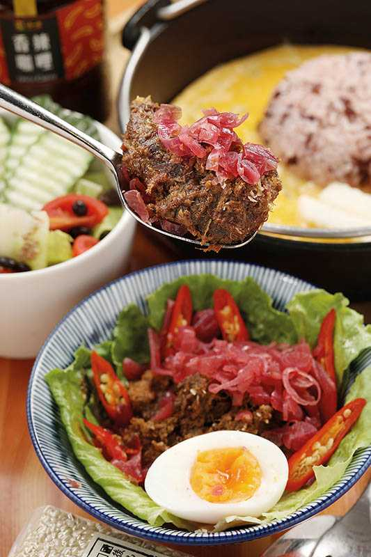 「椒麻乾香仁當牛」採印尼傳統做法，混合多種香料拌炒收汁，香氣四溢。（288元，加價49元可升級「鑄鐵起司蛋飯」）（圖／于魯光）