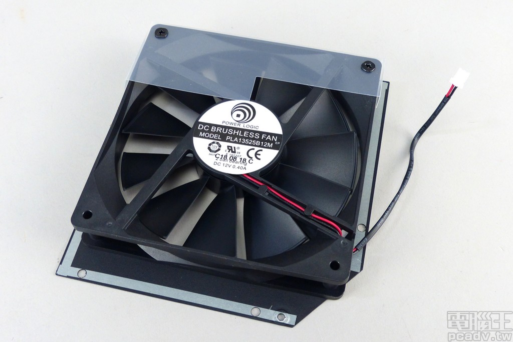 散熱風扇選擇直徑 135mm、雙滾珠軸承的 Power Logic PLA13525B12M，IP5x 防塵最高轉速 2000RPM，依據 ROG Thor 850P 內部溫度調整轉速