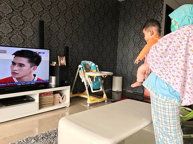 10 Potret Hangat Verrell Bramasta dan Adik Bayinya, Kakak Idaman Banget