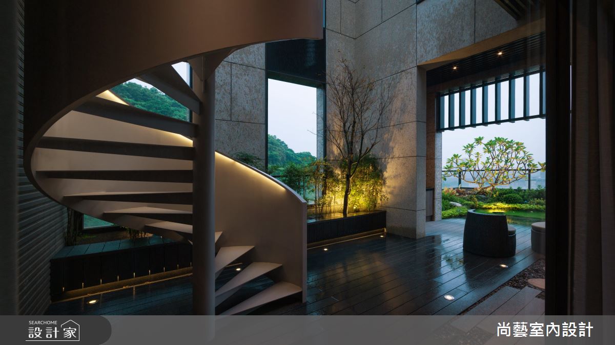 本案是大坪數的案例，且有戶外空間，空間較大時樓梯的設計就有更多的造型發揮空間，這座戶外的螺旋樓梯，本體的造型與線條十分搶眼，佐以燈光照明，在夜間更透露出沉靜又神秘的氣息。