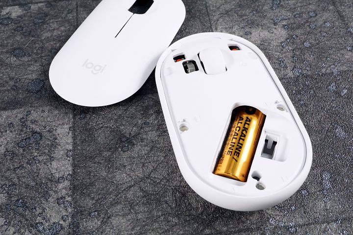 滑鼠上蓋採用磁吸式設計，要清潔或更換電池就方便許多。