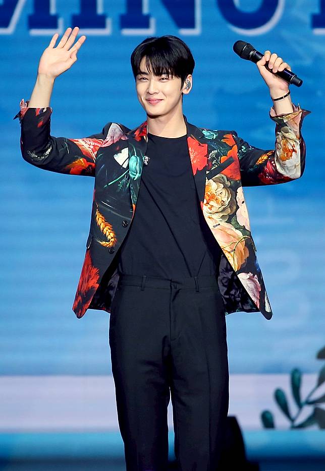 車銀優換上花西裝。記者余承翰/攝影