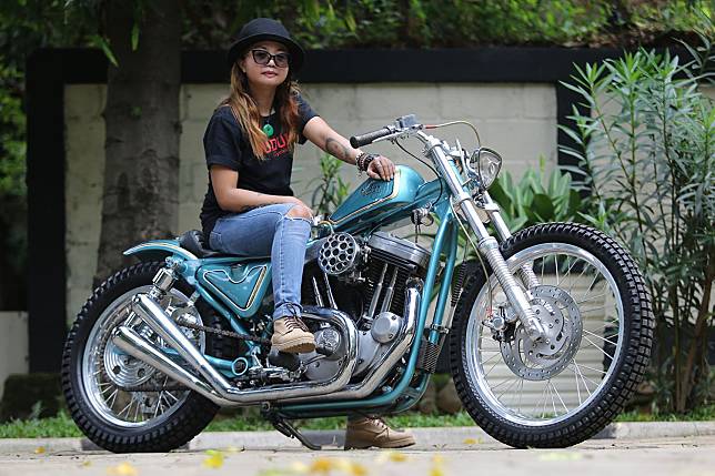 Video Modifikasi H D Sportster 883 Xl Jadi Bobber Punya Cewek Pirang Gridoto Line Today