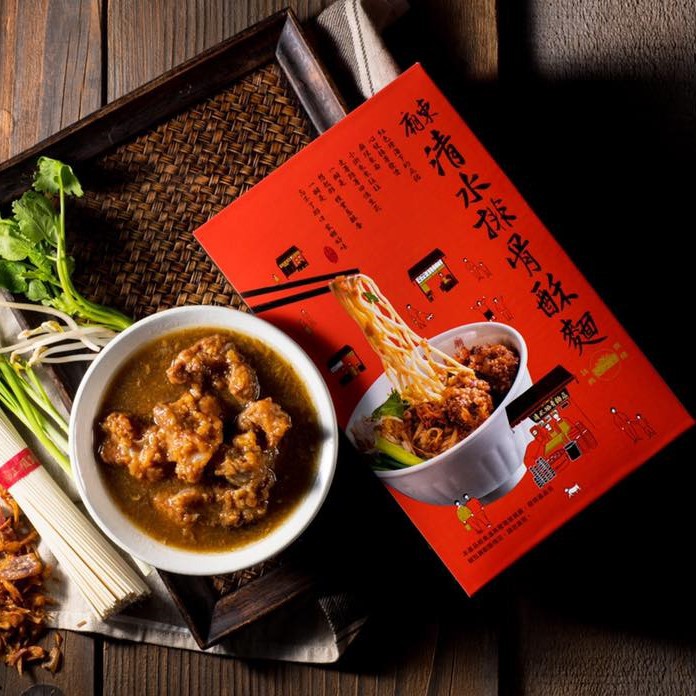 【商品特色】傳承三代的真摯手藝「小火慢蒸的排骨，延續記憶的手藝。」嚴選優質豬軟骨，再依祖傳秘方醃製後，每日新鮮現炸，45年不變的骨軟肉香，念念不忘！【商品規格】 內容物／規格：1包排骨酥湯、2份金盞花