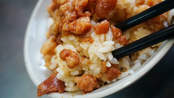 【基隆美食】金龍肉焿-１碗只要２０元的魯肉飯，超人氣排隊小吃店