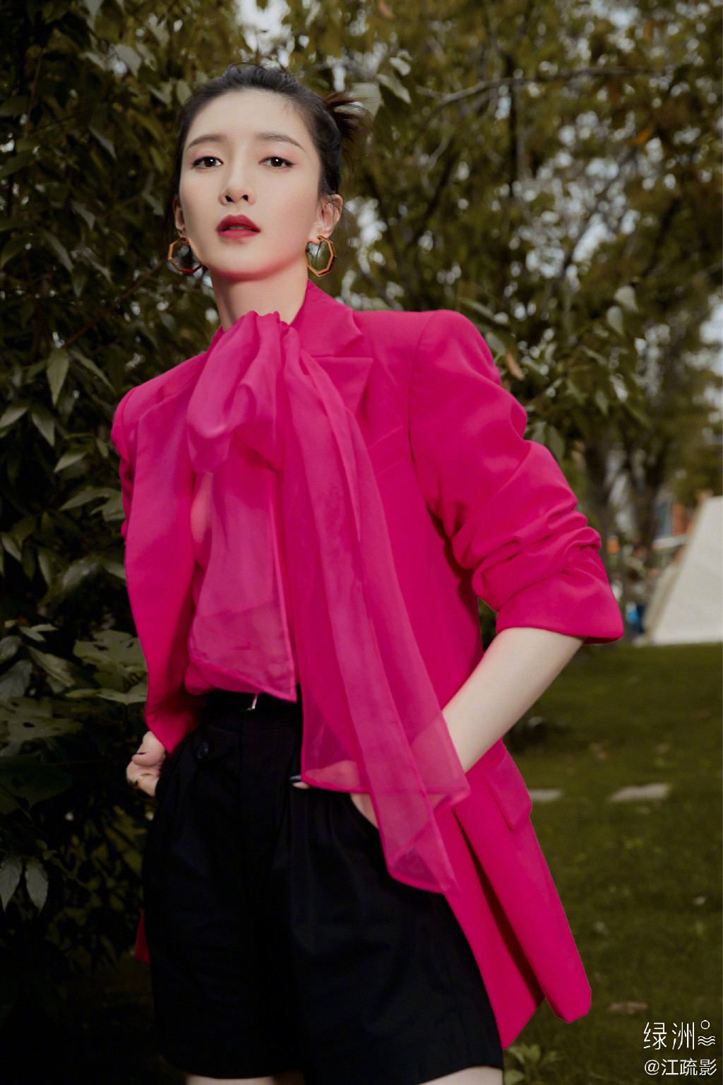 右滑圖片～看江疏影穿搭重點！