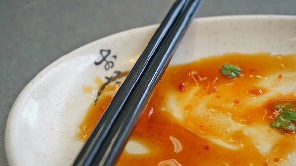 【基隆美食】金龍肉焿-１碗只要２０元的魯肉飯，超人氣排隊小吃店