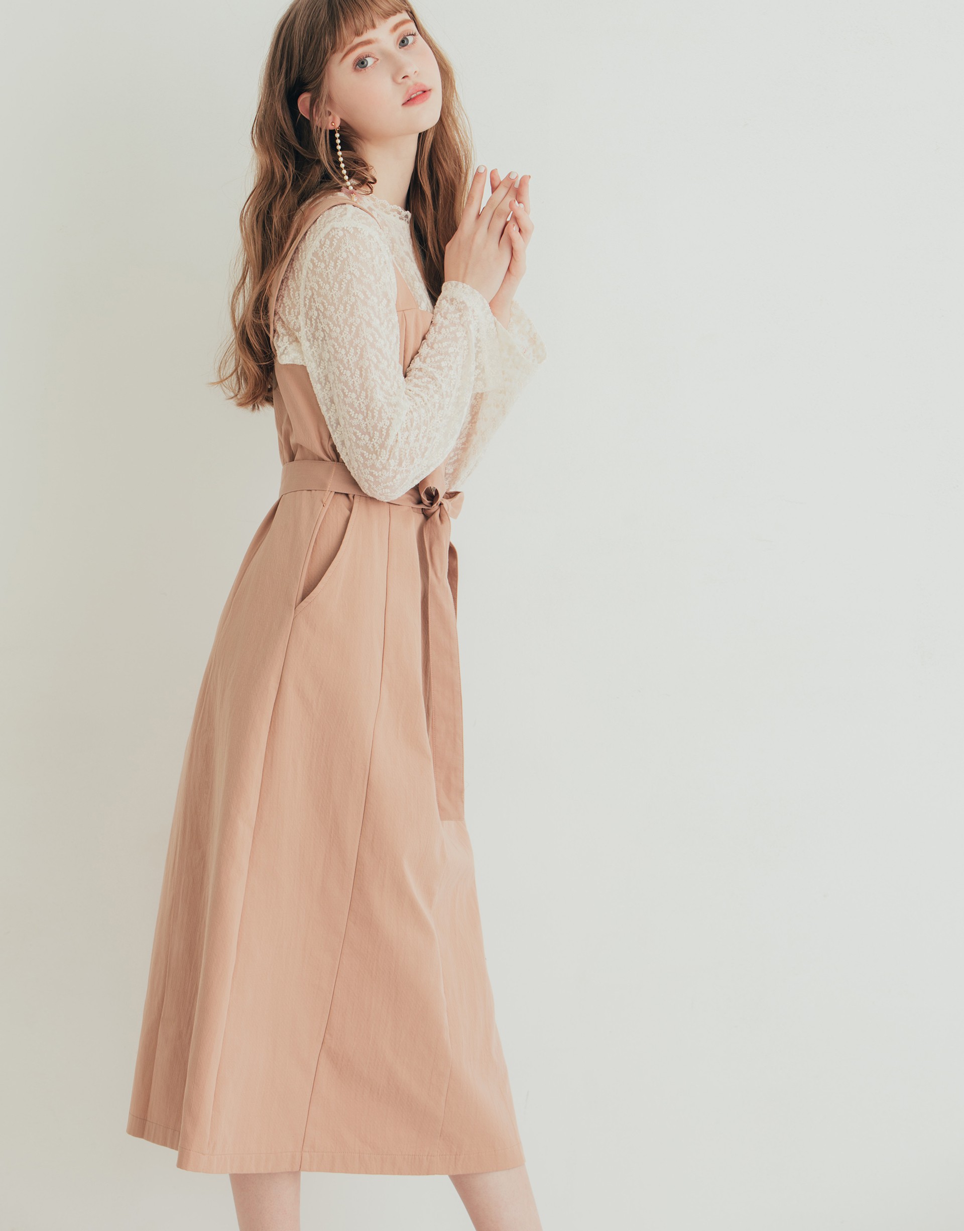 前排真釦可開/兩側有口袋/附一條綁帶可拆