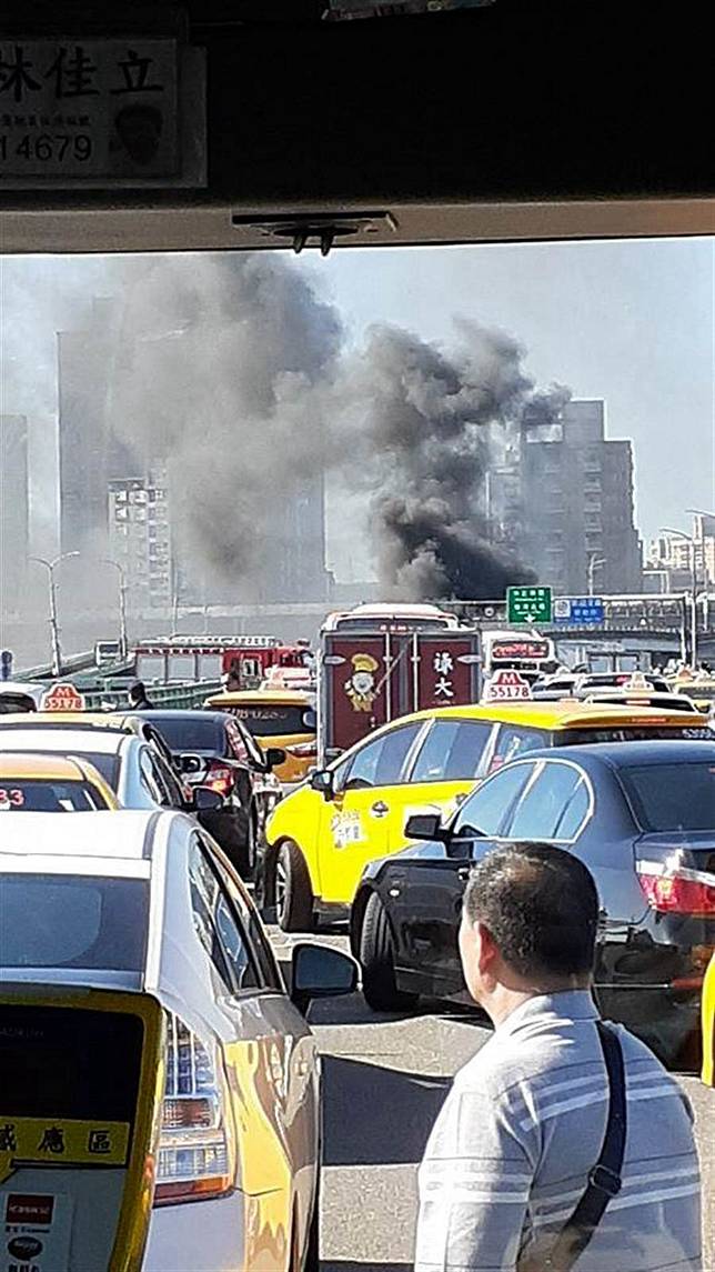 (補圖)三重中興橋死亡車禍　1駕駛燒死車內