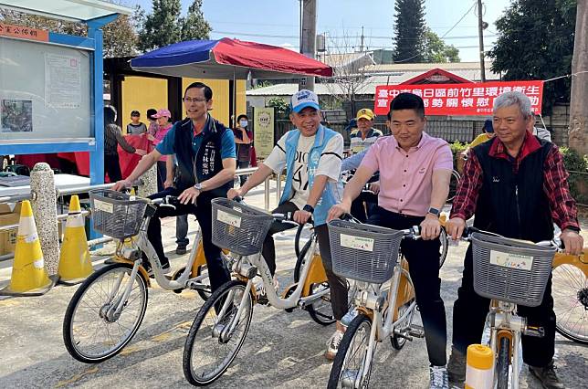 立委顏寬恒（右二）與台中市議員林孟令（右三）二十二日參加烏日區前竹里環保公園ｉＢｉｋｅ啟用儀式。（記者陳金龍攝）