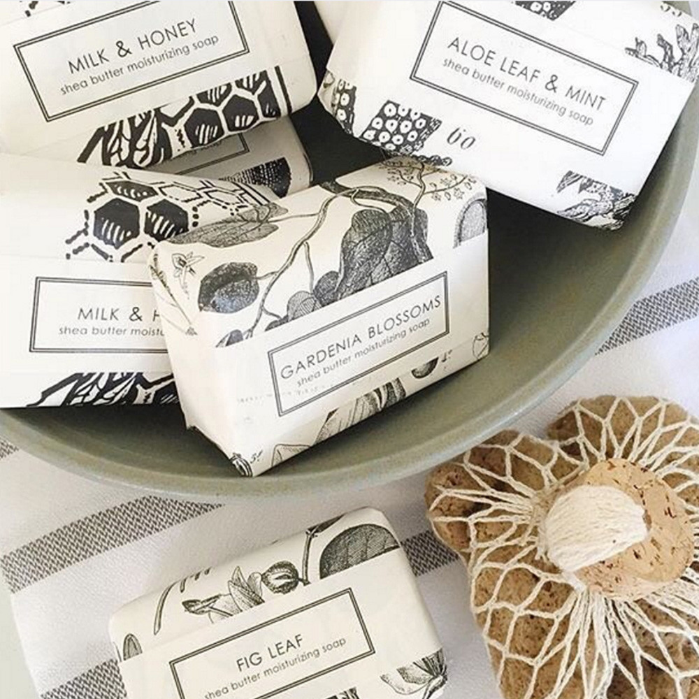 這是專為女性設計的香氛手工皂，給人一種迷濛、性感，又帶著嬌柔甜美的香氛組合。這款香氛皂混和了多種精油，包括義大利佛手柑、琥珀、祕魯香酯、茉莉花、麝香，然後調和甜美的蜂蜜味道，再加上一丁點香檳氣味，是女