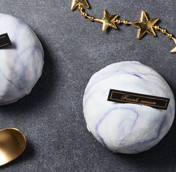 法藍四季-雲霧大理石紋提拉米蘇鏡面蛋糕 3吋《大理石控請舉手》經典提拉米蘇慕斯 搭配鬆軟的巧克力蛋糕 看著大理石如雲霧一般的花紋可以使人雜亂無章的心靈沉澱。人氣店家法藍四季的下午茶甜點有最棒的商品。快