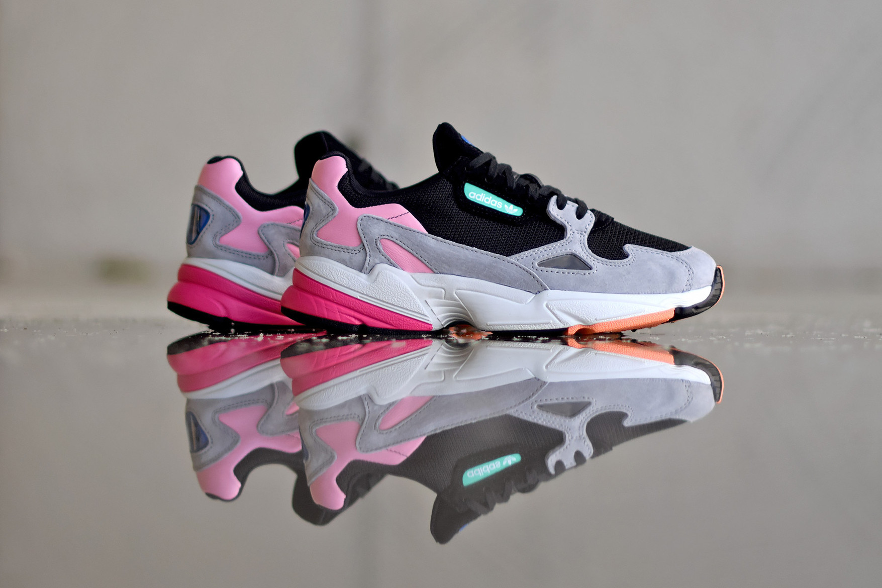 adidas Originals 全新鞋款 Falcon W即將登場！ | LINE購物