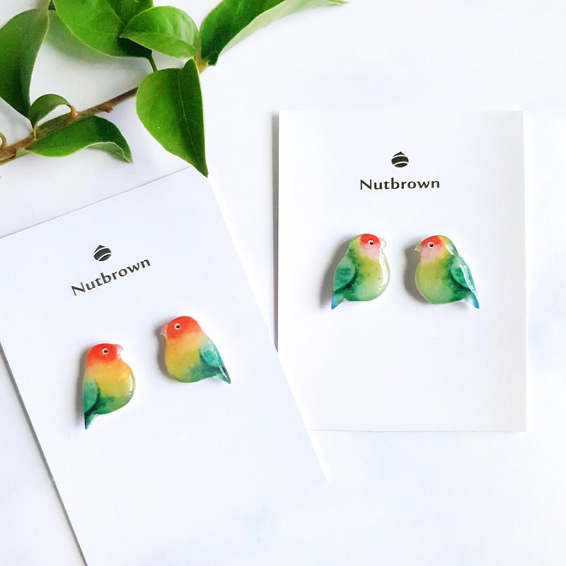 我們一直在愛情中尋找著繽紛。 尋覓久了，終於才懂了。 可以相依，才是最適合愛情結尾的色彩。 ►商品規格/ 尺寸:約寬1.5cm長1.2cm 材質:日本樹脂、抗敏醫療鋼針/螺旋無痛耳夾 數量：一對