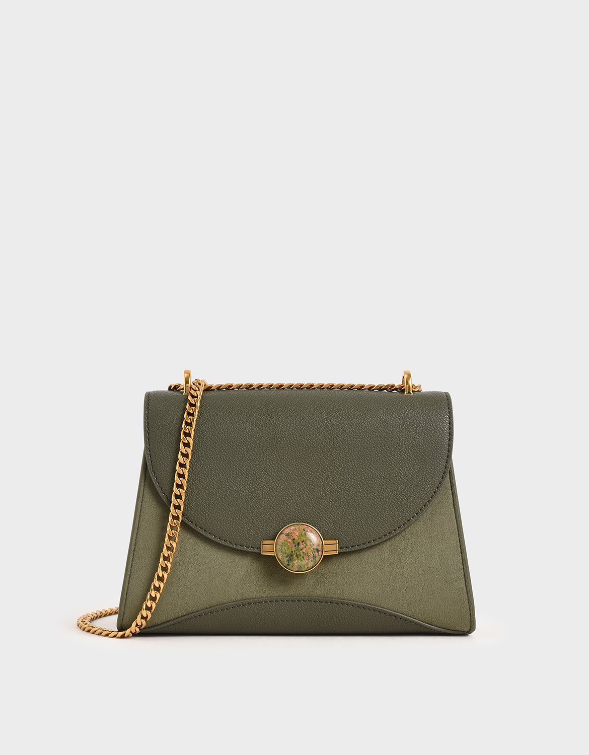 以信封式剪裁為基底，透過荔枝紋皮革包裹著仿麂皮的手工質感，與獨特花崗岩紋圓扣透出彈珠般的晶瑩感，再搭配金屬鍊條設計，展現精緻奢華的成熟韻味。