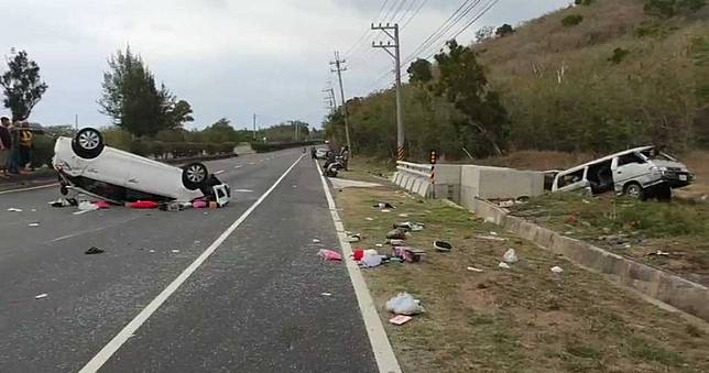 墾丁遊客銳減人少車速快轎車撞廂型車翻車8傷 Ctwant Line Today
