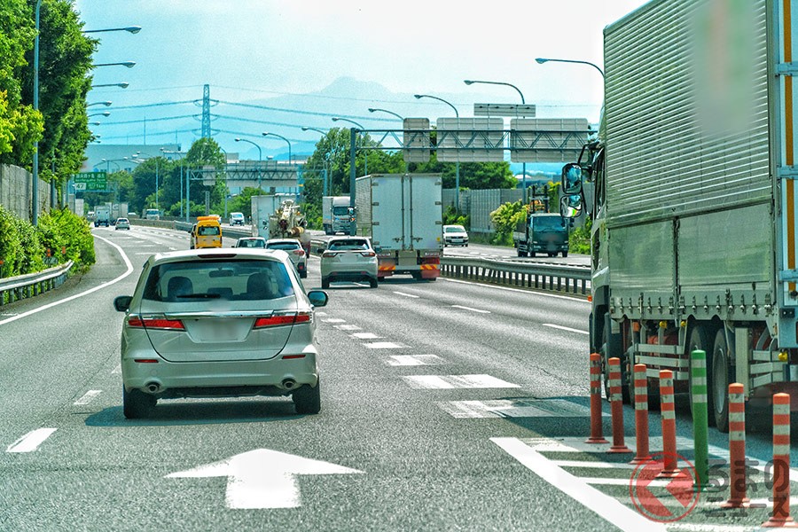 車道の真ん中を走る自転車は違反 クルマが安全に追い越すための対処法とは