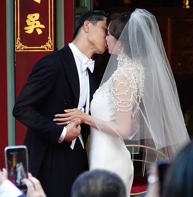 台灣第一名模林志玲今天選在爸爸的故鄉台南，與放浪兄弟成員AKIRA完成世紀婚禮，林志玲和AKIRA交換戒指後親吻。記者林伯東／攝影