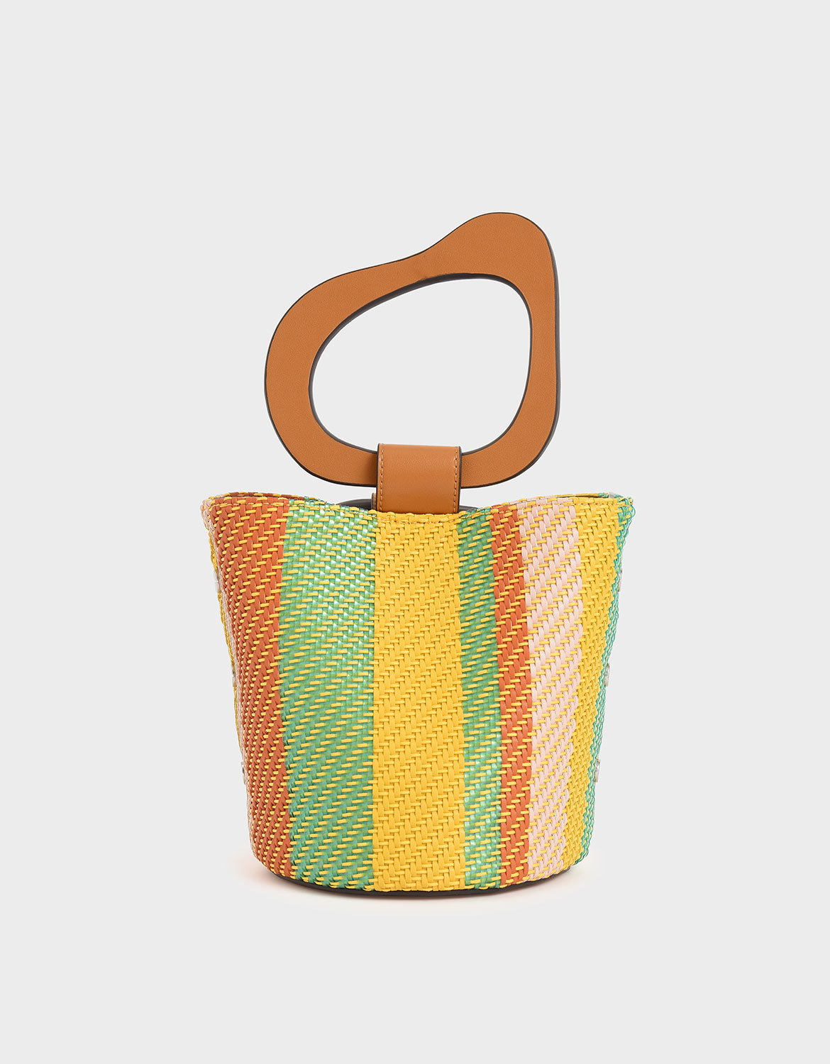 洋溢本季活力氛圍的繽紛色彩，微復古的俏皮感成為整體的重點造型，打造街頭矚目的高調存在。