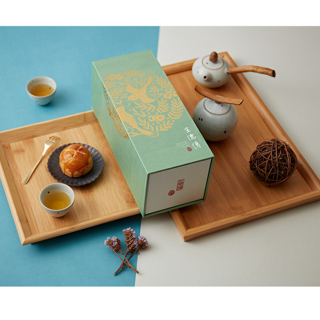 以優雅花香與山林清香的茶湯滋味為主調，彷彿微型多寶格的禮盒設計，極富巧思與創意，可擺放花藝與個人創意，成就另一番美好風景。