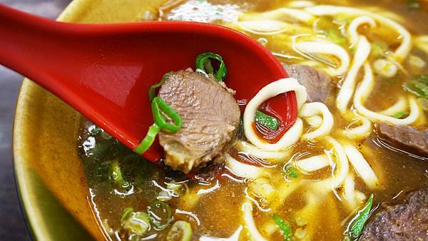 【台北美食】劉家牛肉麵-大馬路上超平價100元的美味牛肉麵店