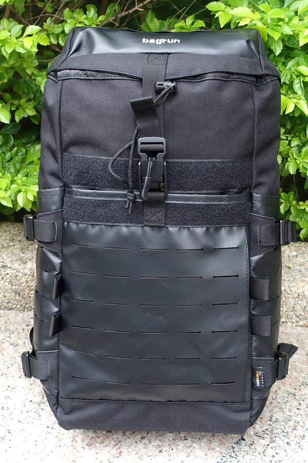 開箱-bagrun都會玩家瞬開翻蓋後背包，通勤後背包推薦，旅行輕便背包，一秒瞬開磁扣的輕量防水後背包，輕旅行多功能收納後背包