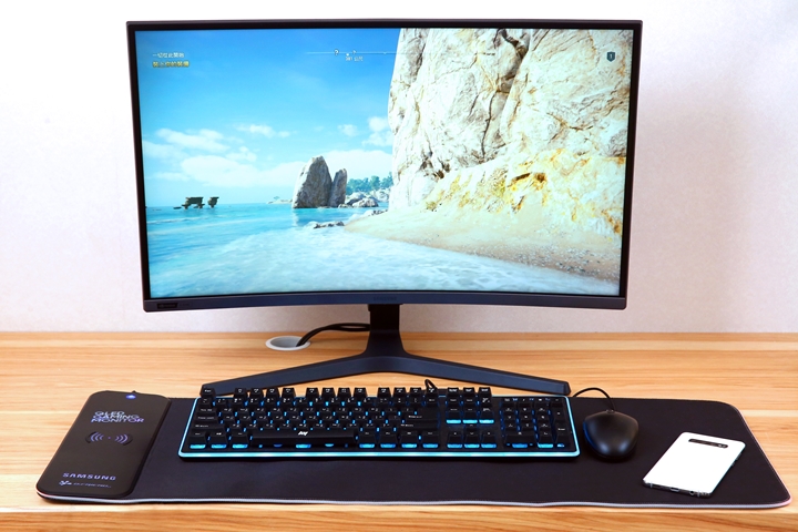 三星 C27RG5 曲面電競顯示器左、上、右皆採超窄邊框設計。