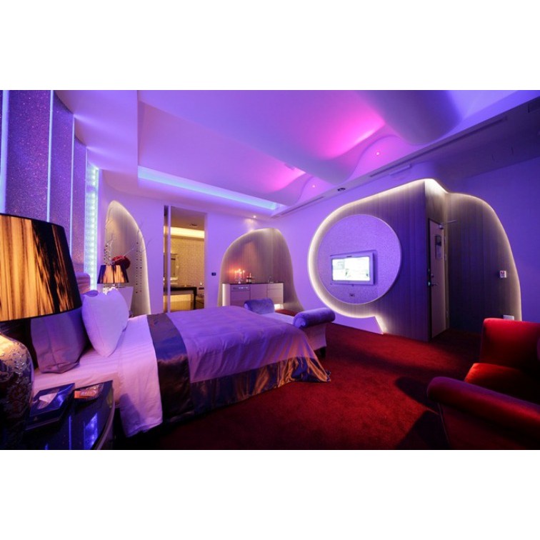 使用說明：1.本券可雙人住宿E房型(慾望城市、中式禪風、夢幻國度、摩登復古、北歐神話、狂想曲..等，依現場排房)一晚，含2客早餐。 2.本券平日(週日~週四)適用，假日(週五~週六、國定假日)使用須於