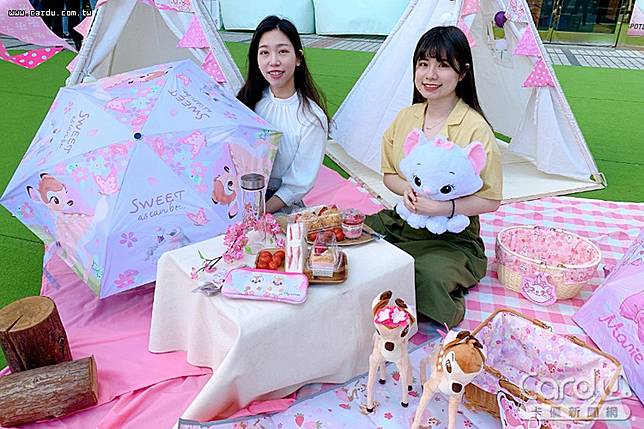 迪士尼台中店櫻花季228連假登場，櫻花打造粉紅花海，小鹿斑比、瑪麗貓現身(圖/廣三SOGO　提供)