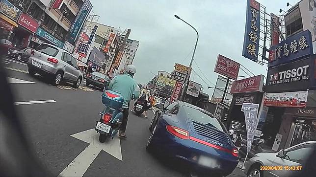 並排違停惹眾怒　當地人痛批「大里日常」