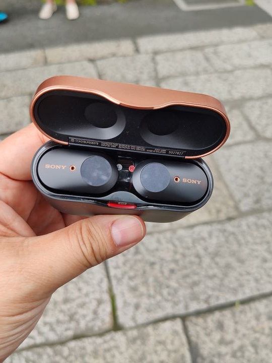 將耳機放回收納盒，便可繼續充電。