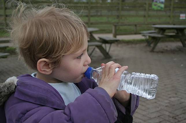 Minum air putih.