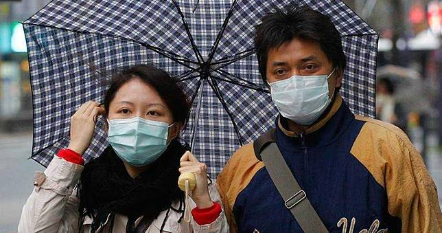 流感大爆發開始！醫警告：很多人口罩都戴錯　「4步驟」才正確