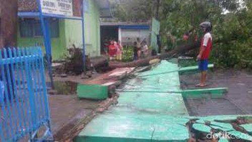 Puluhan Bangunan Rusak Akibat Angin Kencang di Sleman