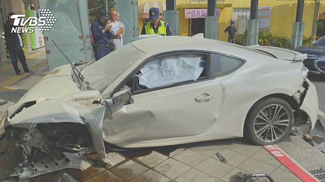 甩尾跑車駕馭不了 傷者開兒子車載友失控