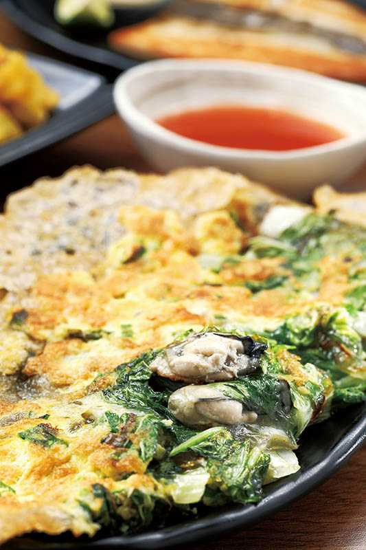 潭記的「蚵仔煎」皮特別酥脆，伴隨肥美的蚵仔一起入口，味蕾好滿足。（70元）（圖／于魯光攝）