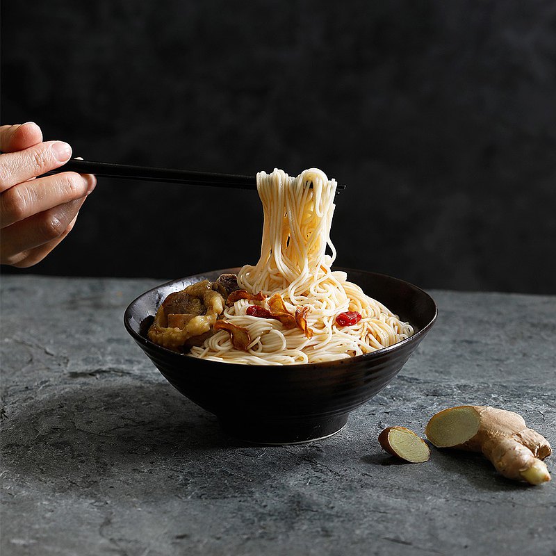 正宗麻油，加上完熟的老薑，拌入職人手感麵線，細緻柔潤入喉，辣的剛剛好，舒服食感讓味蕾大開！一包兩人份，可以分開煮，不添加動物性成分，全素可食。