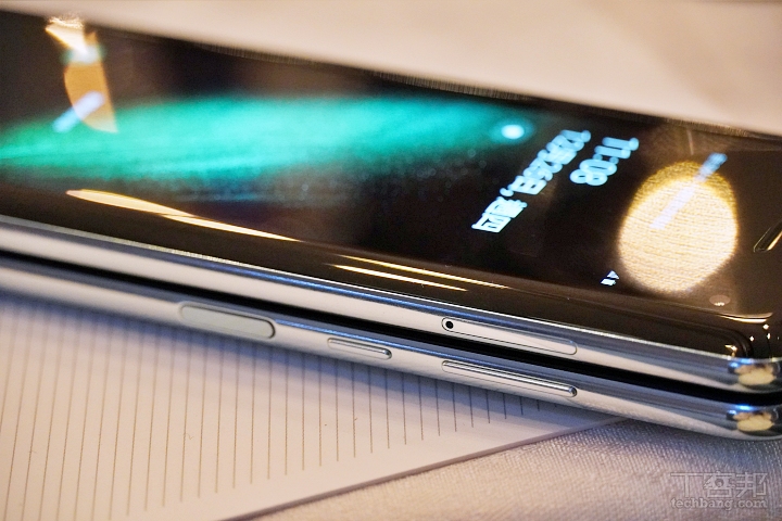 側框有指紋辨識器，音量鍵、電源鍵、SIM 卡槽