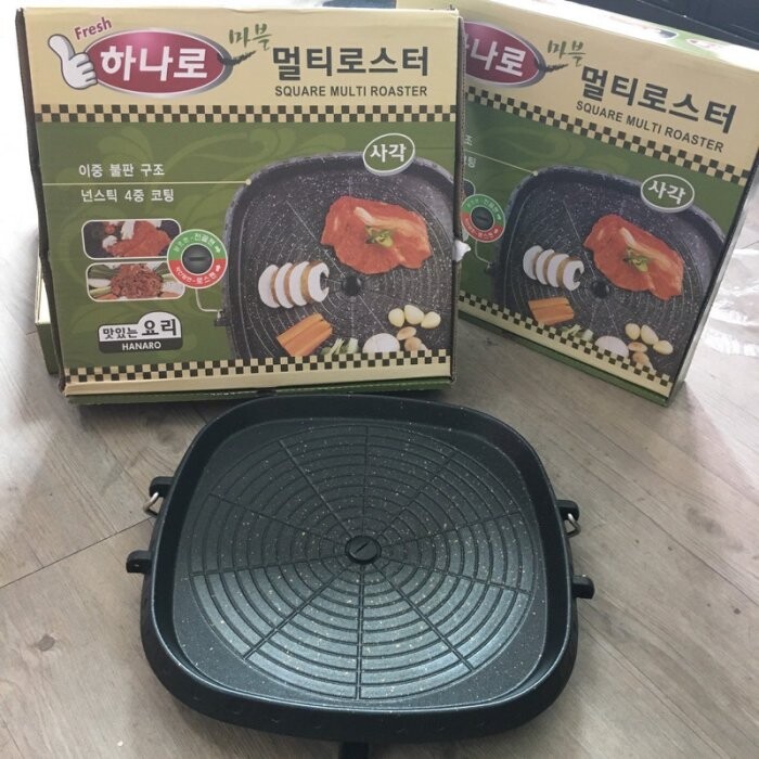 材質：鋁合金雙層設計，鋁壓注方式製作。 特點：1：烤盤中心有圓形小塞，塞上可用做火鍋，打開小塞可用作燒烤！ 2：採用鋁合金材質，導熱均勺，輕便耐用。超強的不粘塗層及烤盤底部的特殊結構和導油設計， 可以