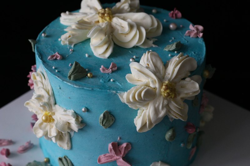 完全量身訂做的客製化蛋糕，請訊息討論勿直接下單。 須提前兩個禮拜下訂。價格因口味、造型設計而有所調整。 請主動告知人數、需求（如節慶、生日、一首最喜歡的歌、特殊含意景點、一張照片、一幅畫等）配色，有助