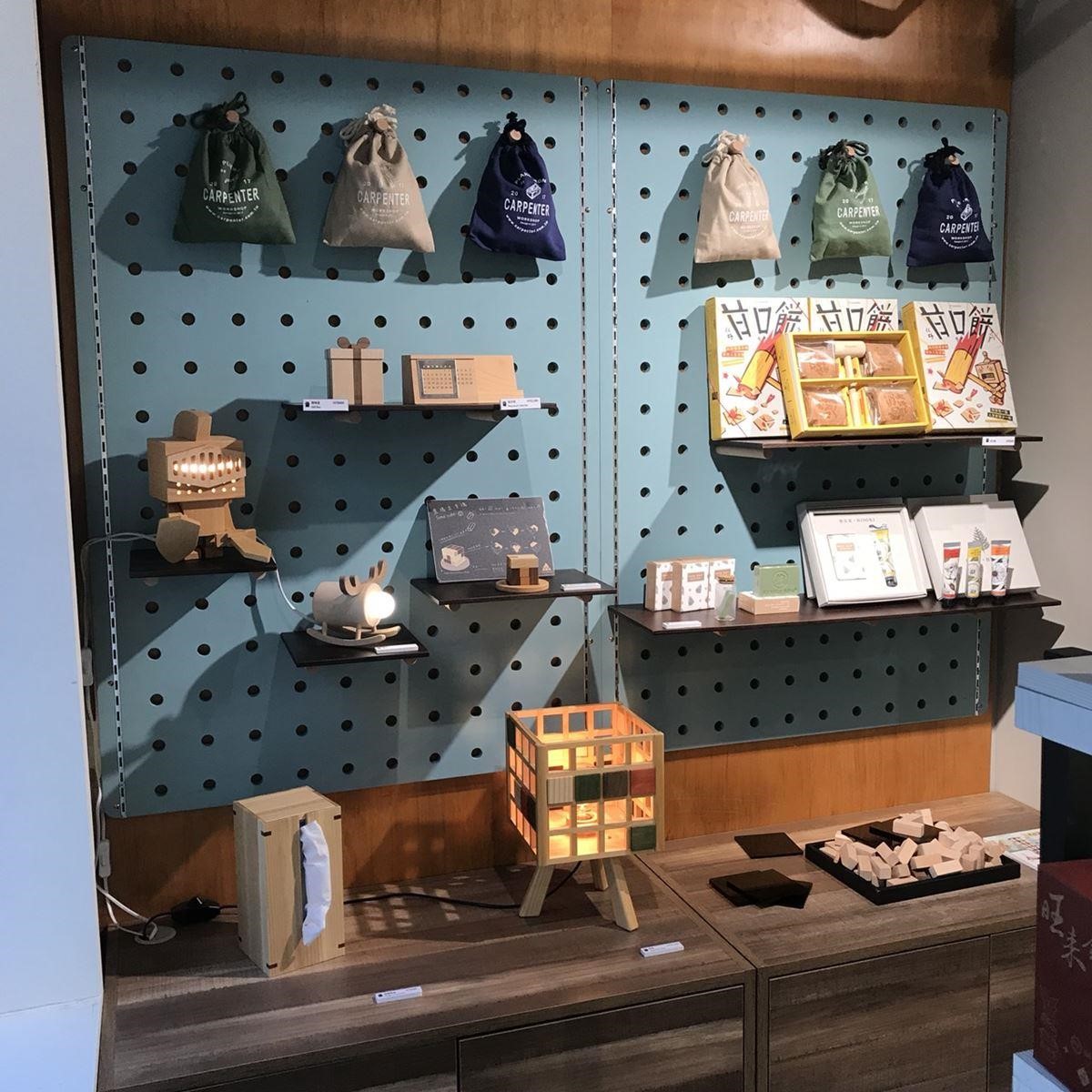 木匠兄妹的誠品南西實體店，採用了 Tiffany 藍的洞洞板。