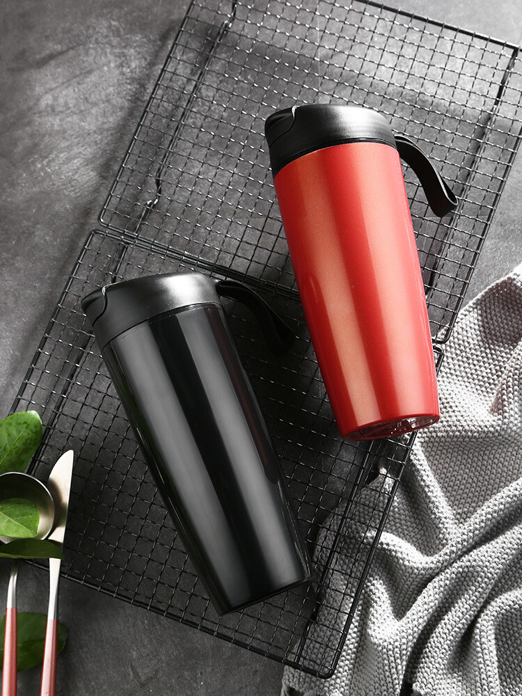 自用 送人 兩相宜 !! 商品介紹 陶瓷內膽不殘留異味想喝什麼都可以安心裝 杯蓋食品級pp放心安全彈蓋式設計方便飲用 杯口圓潤順滑口感超好不刮嘴 提繩方便攜帶走到哪暖到哪 陶瓷保溫杯不挑飲品骨瓷內膽一