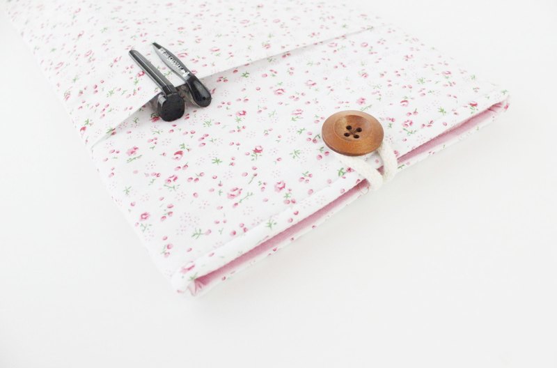 拼布，在我們的眼中，永遠都有新鮮事。將純熟的技巧融入我們的作品中，展現自成一格的拼布創意，希望每一個人都能夠從中找到屬於自己的保護“殼”。