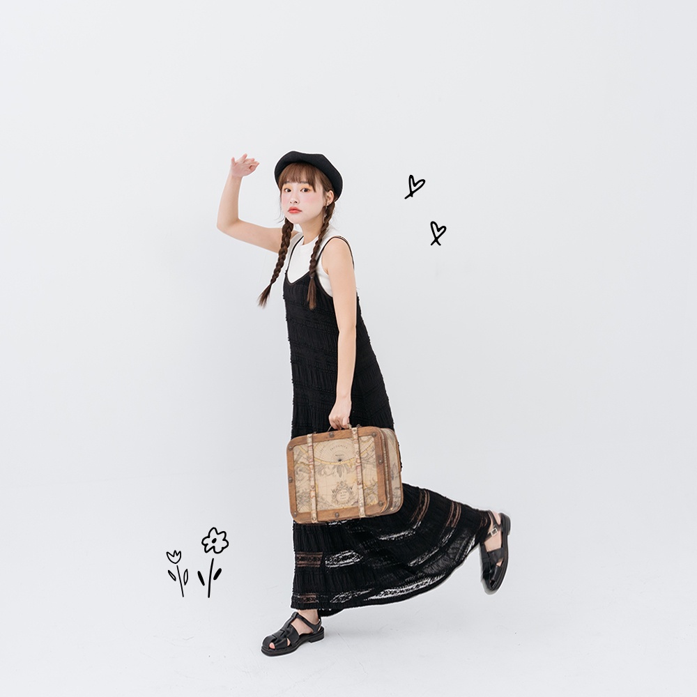 QUEENSHOP_ F 立體蕾絲緹花設計細肩洋裝 兩色售 現+預【01086079】