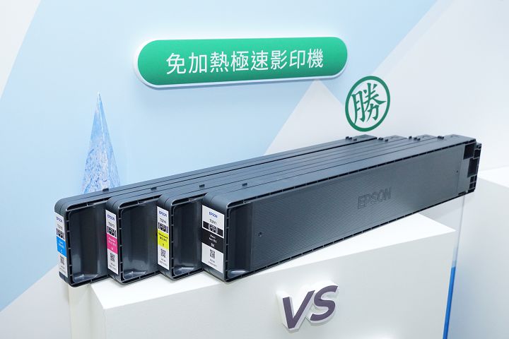 抽出墨水匣，可看到其特殊的長條式設計，可容納更多墨水，降低更換頻率。