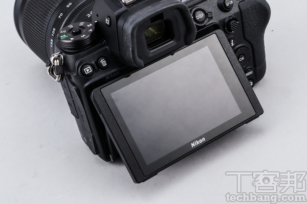 翻轉螢幕 3.2吋210萬點螢幕可觸控並翻轉，唯不支援側翻較為可惜。