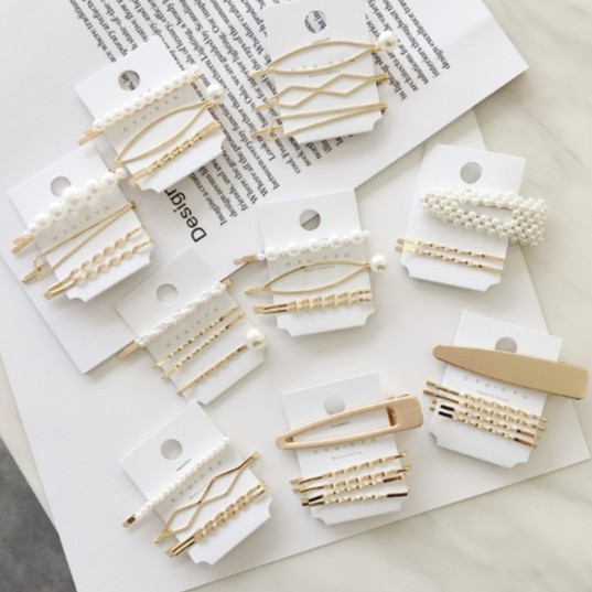 現貨供應中#全館批發價时尚粉嫩珍珠髮夾多款隨意搭配戴著溫柔浪漫的氣息柔順的髮夾上精緻的一字夾精緻的豬豬女孩必備~~材質：金屬+珍珠下標後1-3天內出物流風格：韓國風包裝：氣泡袋包裝/紙盒包裝數量：套装